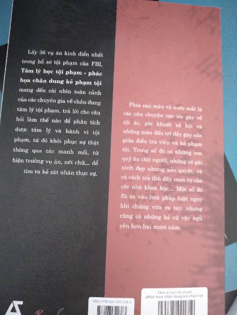 Nên đọc nhé mọi người. Nó cũng không quá ghê rợn đâu, không miêu tả quá chi tiết về thi thể nạn nhân như phim kinh dị đâu, chỉ nói qua hiện trường, thi thể nạn nhân rồi bước vào điều tra và lột tả kỹ về việc phác họa chân dung tội phạm. Nói chung là vẫn trôi chứ không gây ám ảnh quá đâu.