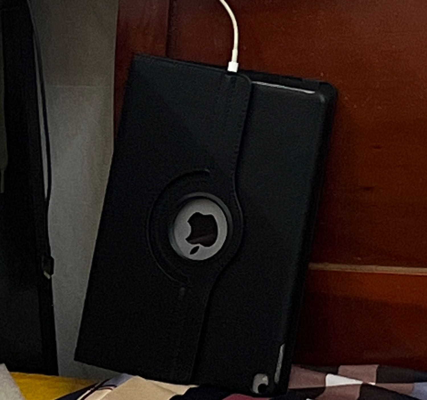 Bao da lớn hơn iPad. Ko tự khoá màn hình khi gập lại . Giá ổn