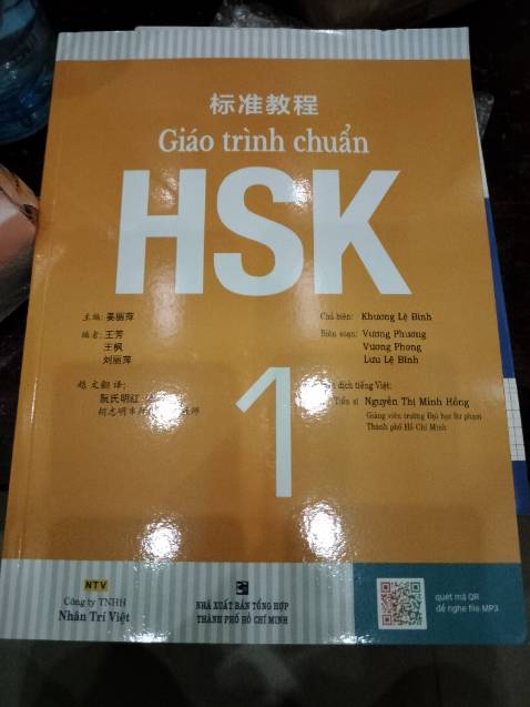 Sách giao tới hơi bị nhăn ở phần bìa một chút.
Nội dung sách chuẩn theo chương trình của HSK.