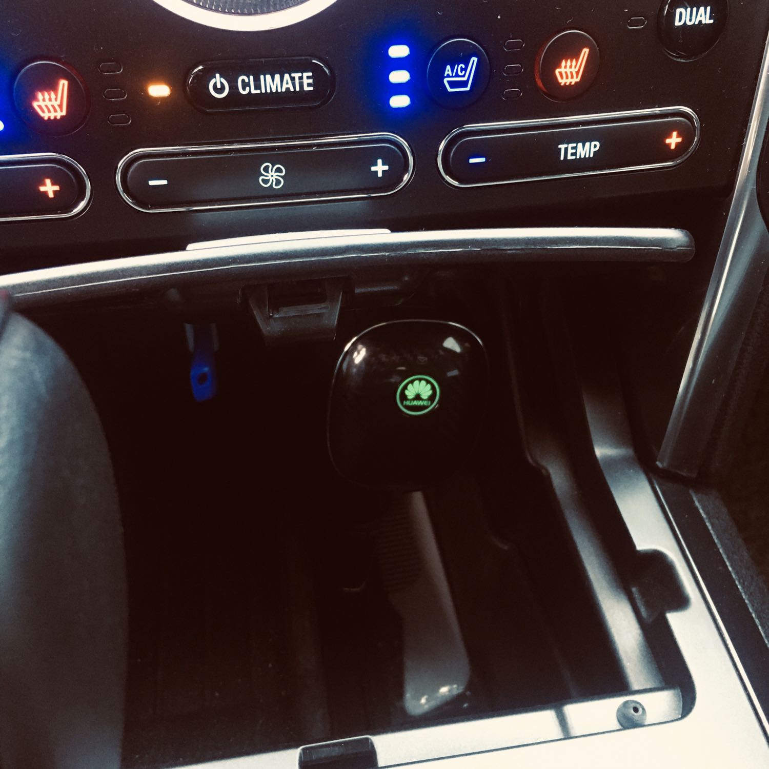 Mới mua về, giao diện webUI,bìa hộp, HDSD toàn là tiếng Nhật. Kết nối 4G bằng sim vinaphone vd89 phát wifi tốc độ rất kém như hình. Thử 4G của sim vinaphone cùng iphone thì tốc độ 4G = điện thoại nhanh gấp 4 lần so với xài bộ phát wifi huawei này. Xin hỏi người bán là có phải unlock hay làm gì để đạt tốc độ tối đa 4G của sim.