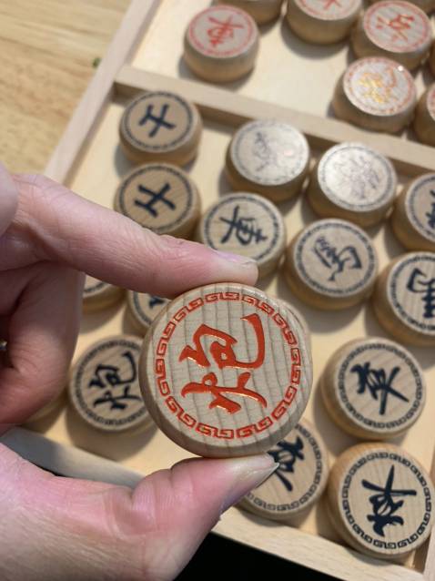 Đã nhận được hàng. Hàng y như trong hình. Đã nhận được hangdg. Bộ cờ đẹp như hìn.
Quân cờ gỗ đục đẹp, bàn cờ gỗ ép nhưng rất chắc chắn khung ốp đầy đủGiao hàng nhanh, sản phẩm đẹp, khá ưng ý.. Tôi hài lòng với vộ sản phẩm này, Mùi gỗ thơm thơm mộc đánh quân kêu tanh tách vui tai