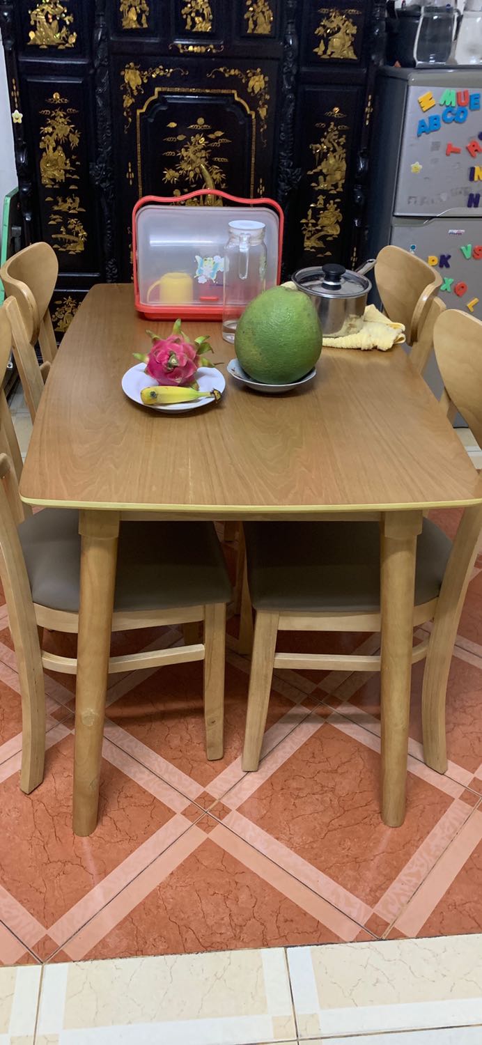 Bàn đẹp. Tuy nhiên bị lỗi kỹ thuật 1 xíu. Do bận quá nên mình k kiểm hàng kỹ trc khi nhận. Hiện tại xài ổn. Chưa bk thời gian thì có bị bong tróc gì do thấm nước hay ko. Mn mua nên cân nhắc do chất liệu mdf phủ