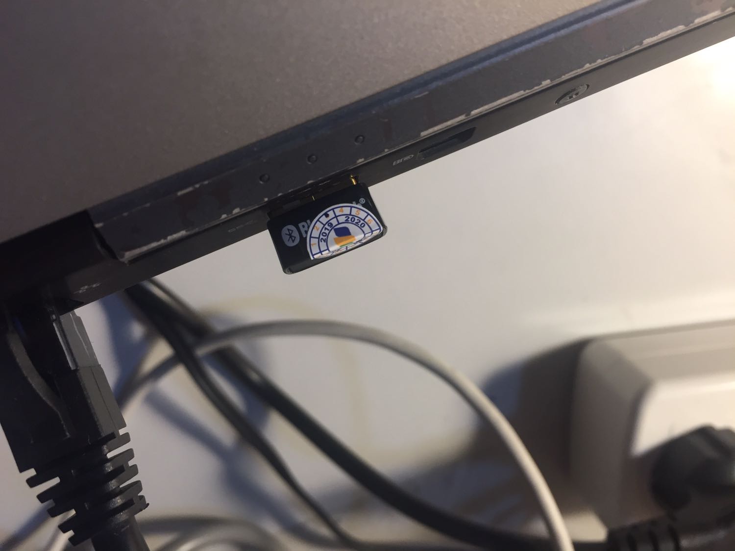 Cắm là lên ngay. Kết nối với tai nghe bluetooth ok. Âm thanh nghe rõ. Không bị chập hờn hay mất tiếng.
Giao nhanh 3h.
Hàng chính hãng, bao bì gọn đẹp. Một em usb nhỏ nhắn xinh xinh. Cắm vào khít rịt không lỏng lẻo.