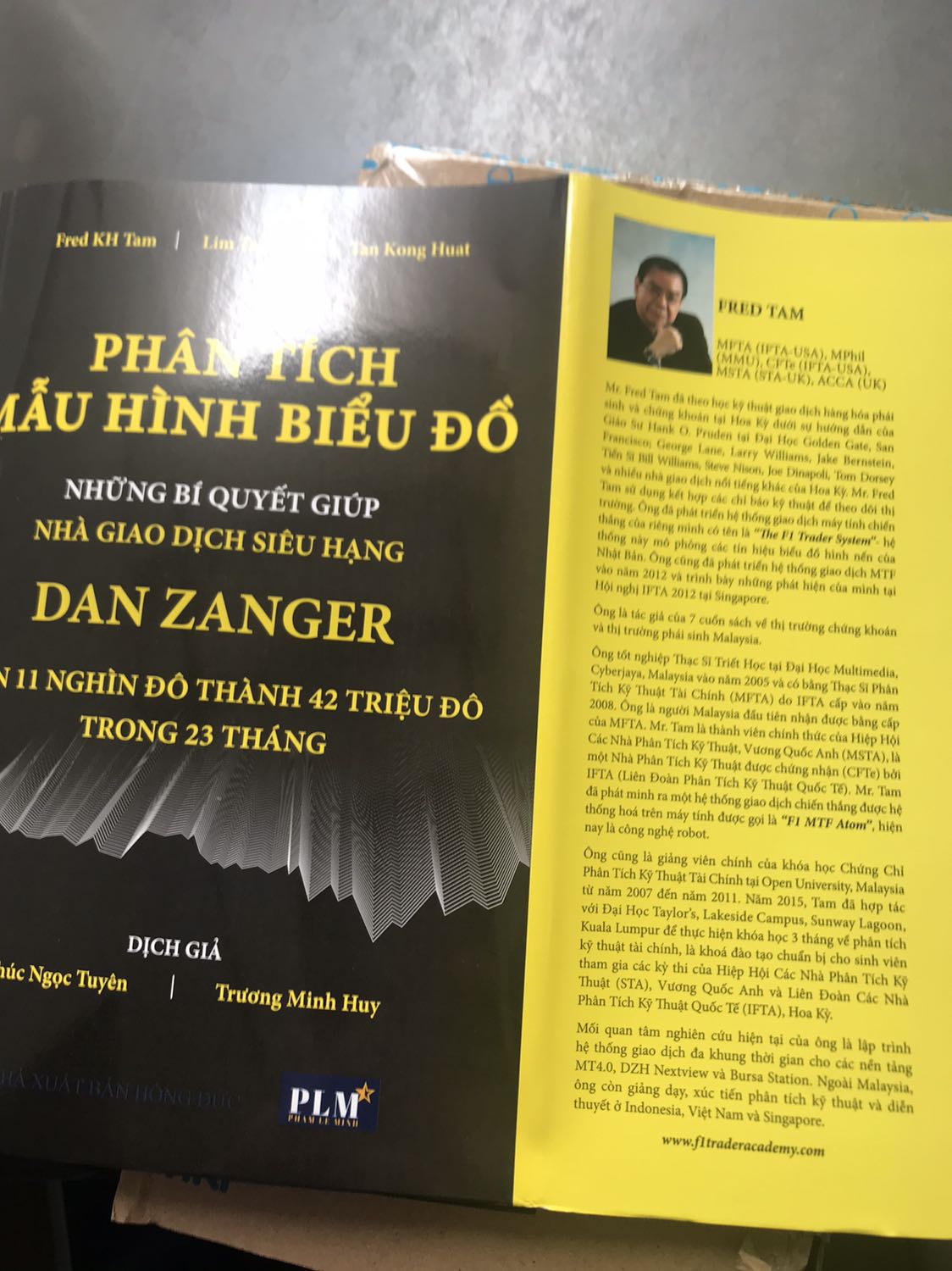 Tôi tin rằng đây là cuốn sách có sức lôi cuốn rất lớn với bất cứ nhà đầu tư nào (kể cả giao dịch phái sinh) tại Việt Nam, một khi đã tiếp cận với cuốn sách này. Với cách viết mạch lạc, dễ hiểu và cả những qui tắc giao dịch với các mẫu hình đảo chiều xu hướng và các mẫu hình tiếp diễn xu hướng sẽ cuốn hút bất cứ nhà giao dịch nào đọc cuốn sách này. Và, cuối cùng là 10 nguyên tắc vàng của Dan Zanger cũng đáng quí cho mỗi nhà đầu tư. Dan xứng đáng được tôn vinh về những kỳ tích mà ông đã đạt được trong sự nghiệp đầu tư  cũng như sự khổ luyện trong suốt 6 năm với  cường độ kiên trì ít nhất 30 giờ mỗi tuần để viết nên cuốn sách quí giá này.
Cuối cùng và không kém phần quan trọng là xin dành lời khen ngợi và lời cám ơn chân thành nhất tới 2 dịch giả Khúc Ngọc Tuyên và Trương Minh Huy đã rất thành công chuyển thể cuốn sách tuyệt vời này đến cộng đồng nhà đầu tư và nhà giao dịch tại  Việt Nam.
Xin cám ơn TIKI đã cung cấp kịp thời theo đơn hàng sớm hơn dự kiến.
Thanks you all !