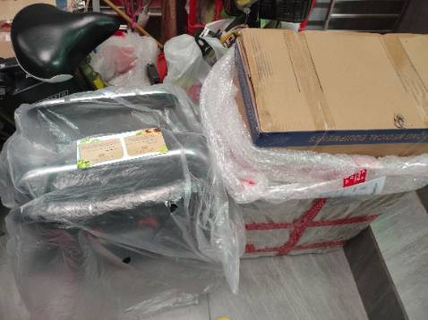 Xe lăn như mô tả, khá nặng, chắc chắn và dễ sử dụng. Sản phẩm được đóng gói kỹ kèm theo phiếu bảo hành và thư cảm ơn của nhà bán.