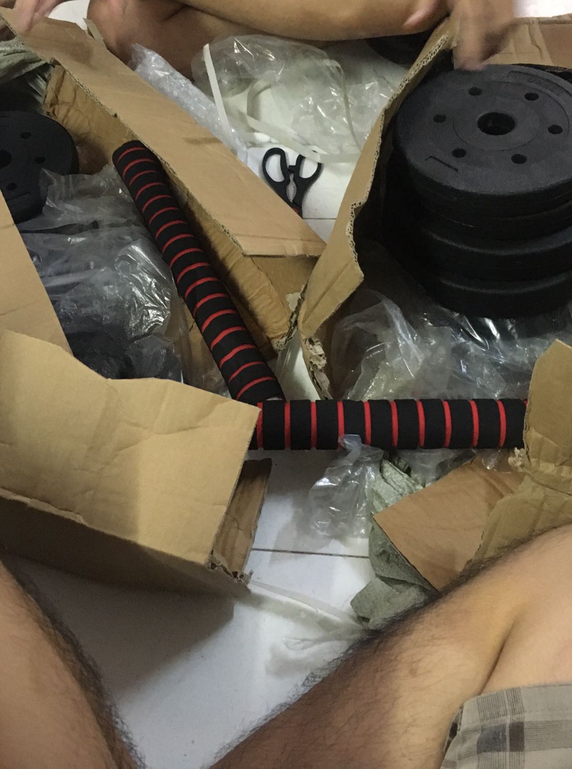 Bộ sản phẩm thiếu 2 thanh lắp tạ! Không thấy thông tin để liên hệ lại bên cửa hàng.