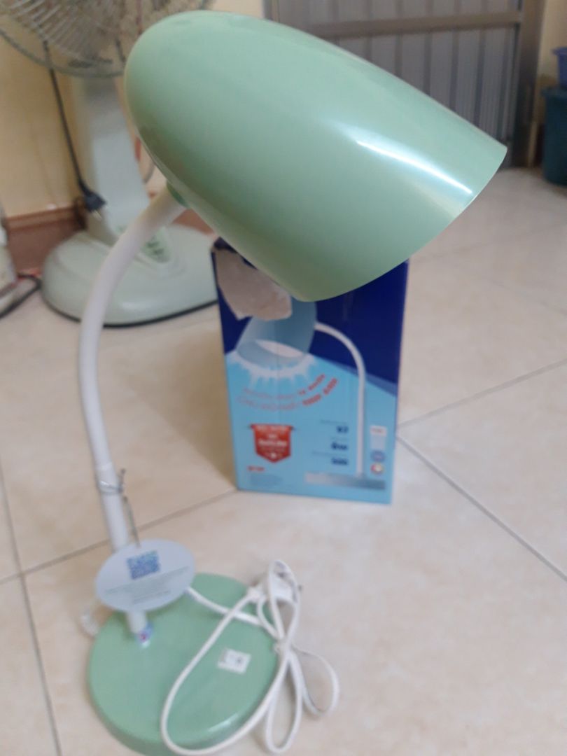 Quảng cáo Đèn cảm ứng với các mức độ sáng khác nhau, kết quả nhận cái đèn với một nút bấm như vậy. Yêu cầu TIKI hướng dẫn trả hàng lại giùm. Rất bực bội.