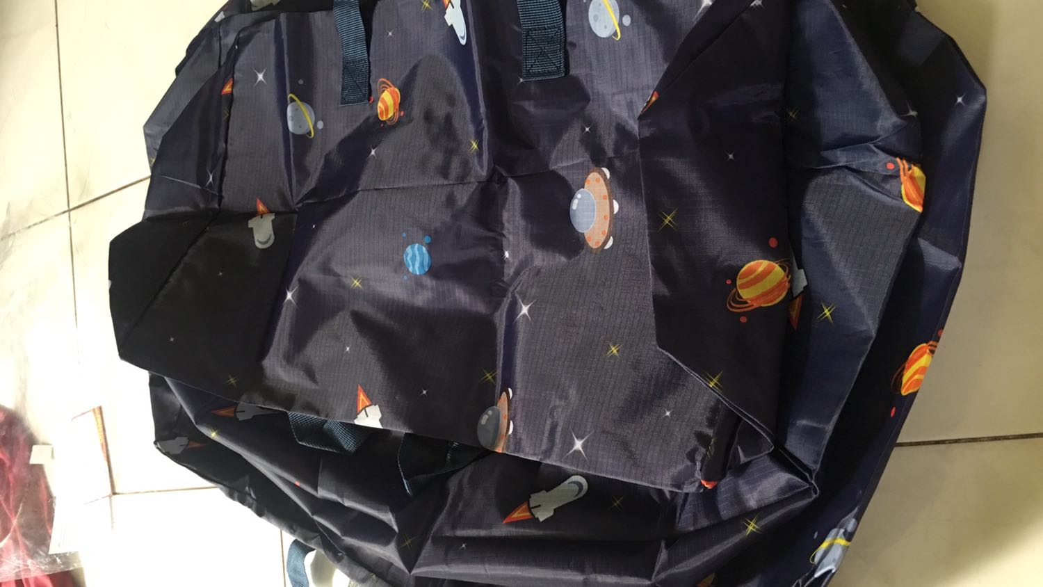 Sản phẩm ok .. giao hàng khá nhanh .. về chất liệu thì mình ok với độ mỏng của túi.. vài người yêu cầu cao thì có thể sẽ thấy mỏng.. mình thì thấy ổn
Màu sắc hoạ tiết cũng cute ok nữa