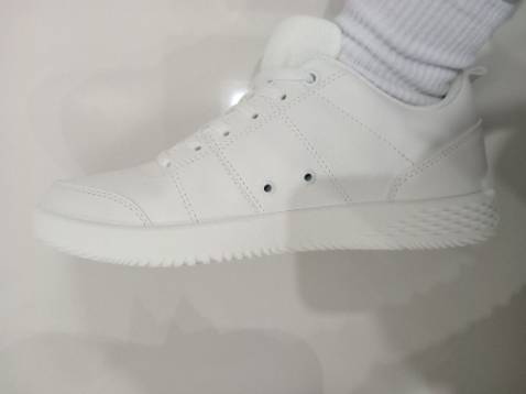 Giao hàng nhanh, đóng gói cẩn thận. Giày đi êm, đơn giản mà đẹp.