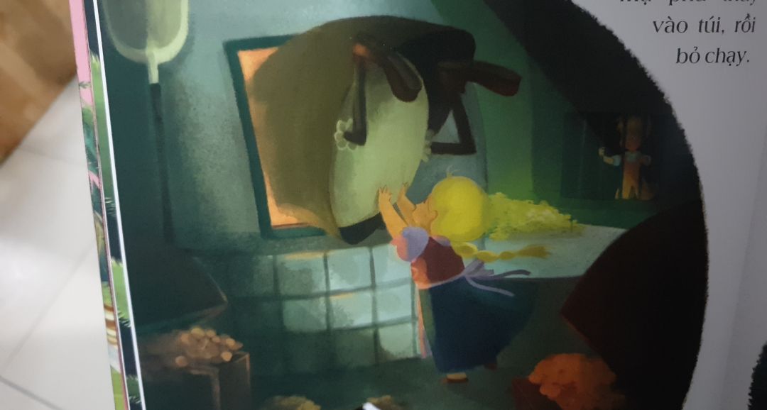 sách rất đẹp, đóng gói cẩn thận. Tuy nhiên cần cân nhắc lựa chọn câu chuyện cho bé đọc, một số nội dung truyện mình cảm thấy thực sự rất sốc và không phù hợp cho con trẻ. có cả tranh vẽ đứa trẻ đẩy bà phù thủy vào lò lửa thiêu chết bà.