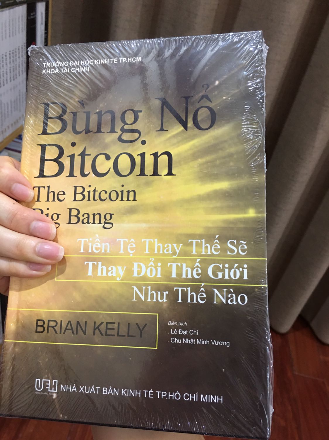 Đặt sách qua fahasa ngày hôm sau đã nhận dc sách. Sách còn nguyên bao , chất lượng. Nội dung sẽ tìm hiểu thêm. 5 sao