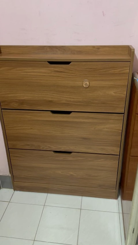 Tủ giày dặn chắc chắn gỗ giày 1,7 ly , nặng và cứng cáp .các hộc đựng giày thể thao nam vừa vặn . Hộc giứa bên trài hơi bị hut nên hơi bị tuột nhưng vẫn còn giữ đc . Ko biết xài trơn tru rồi có tuột không ?