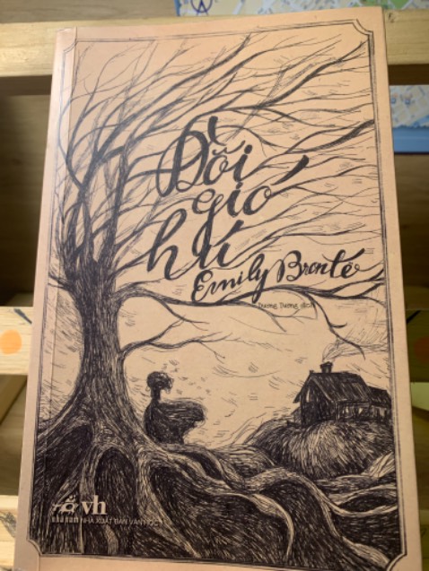 Có lẽ đây là cuốn tiểu thuyết đầu tiên tôi không hài lòng về phần dịch , tuy nhiên nó vẫn không cản nổi sự hay ho , khó đoán của tác phẩm về phần cuối tác phẩm sự định đoạt sự hay ho ma mị của tác phẩm lại phụ thuộc chính niềm tin của người đọc, và chính người đọc sẽ quyết định sự tuyệt vời của tác phẩm.