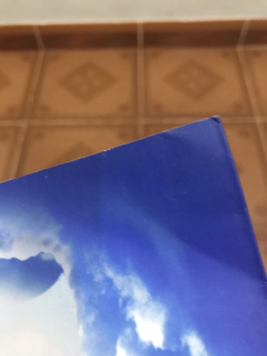 Warning: Mình rate 5* là vì mình rất thích chủ đề và nội dung sách này, chứ không hài lòng về việc sách bị cong nghiêm trọng.
 Thực sự mình rất mong chờ cuốn sách này, đã nhiều lần mình muốn mua nó nhưng bây giờ mới có dịp. Từ lúc hoàn thành đặt sách trên Tiki mình đã rất hào hứng rồi ấy :(((( Nhưng hôm nay nhận được sách thì sách khá bụi, và bị cong khá nghiêm trọng như hình. Mình nghĩ không phải do bên vận vì hộp đựng okie và cuốn sách còn lại mình mua vẫn ổn. Đối với một đứa rất nâng niu sách như mình, cũng như tình cảm mình dành cho cuốn sách thì, thực sự mình khá thất vọng ạ. Không biết có được tính là lâu không nhưng mà mình cũng "iu đương" với Tiki từ 2017 rồi, và lần này Tiki làm mình tưk cái lồng ngực ghê á ?