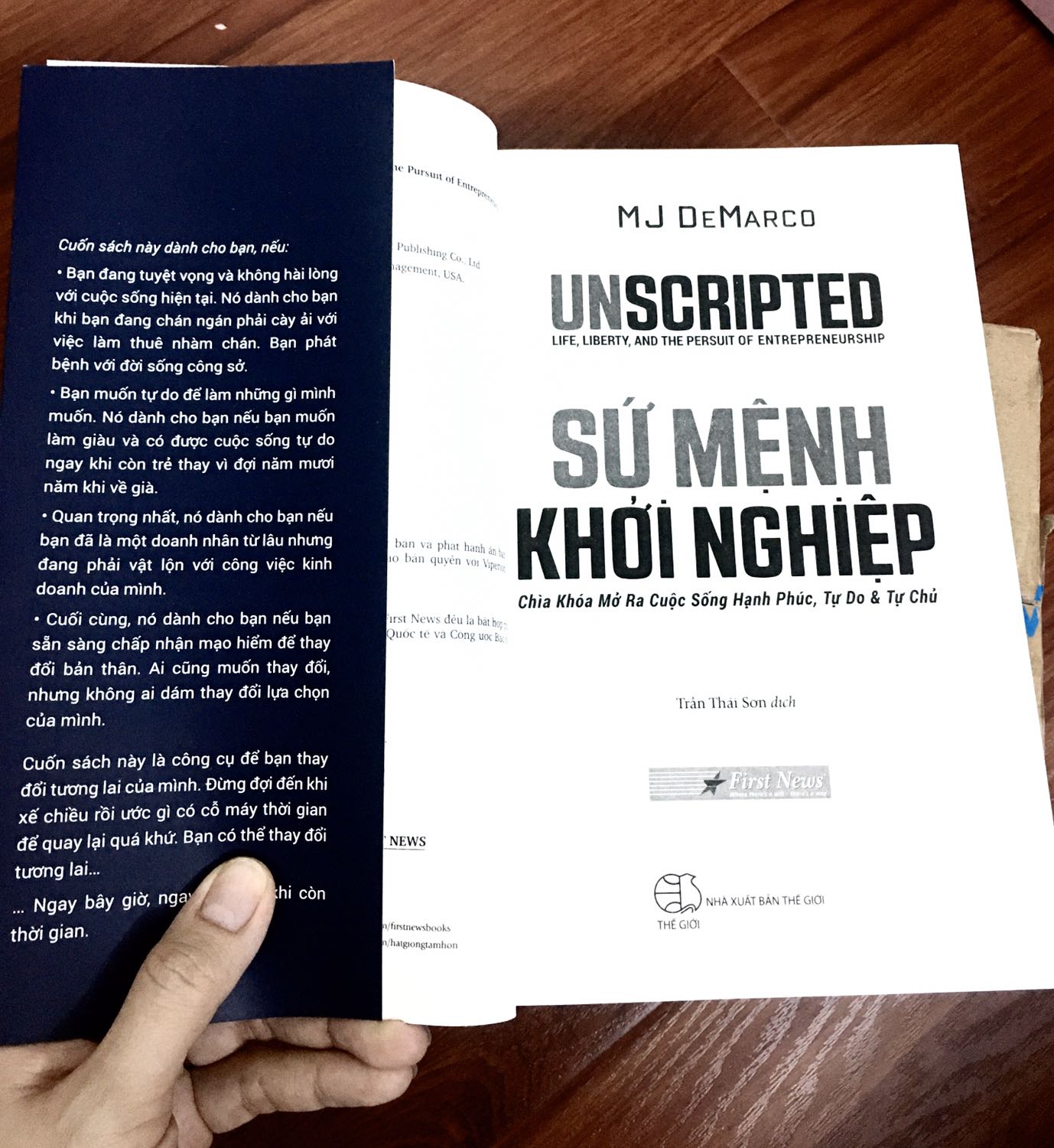 - Bìa sách rất đẹp và lạ luôn! Chữ và hình ảnh in nổi rất lạ
- Mình mới lướt sơ qua mục lục và tiêu đề các phần chưa đọc nah, nhưng tiêu mục thôi là thấy thú vị. Có thể đọc tên sách tưởng chỉ thích hợp cho các bạn muốn khởi nghiệp kinh doanh,  không chỉ vậy đâu, mình thấy “khởi nghiệp” cuộc sống theo ý mình nữa đó
- Sách của Trí Việt - First News xuất bản mình mua và đc tặng nhiều rồi và ko làm mình thất vọng
- Nhận hàng của TIKI luôn luôn hài lòng với đóng gói
Là ấn bản đầu tiên nên Mua liền 3 quyền để đọc và tặng ??❤️