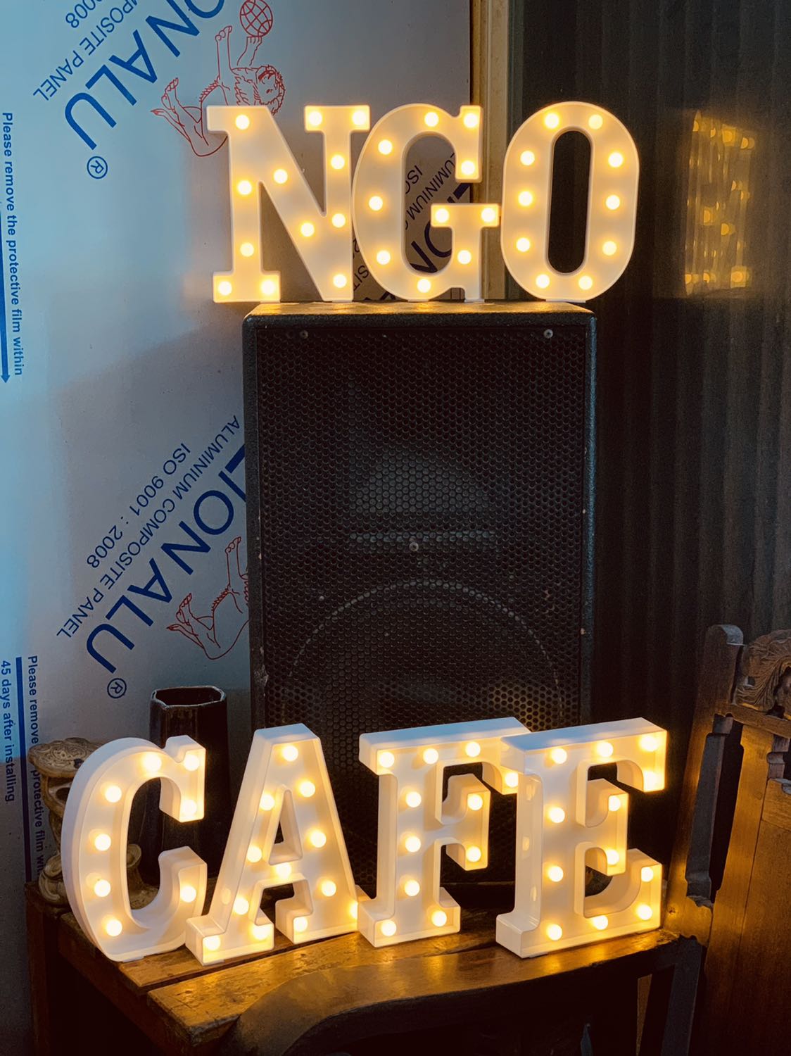 Hàng ok. Có điều nhựa giòn dễ bể cạnh chữ khi rơi. Không để ý lúc chọn sản phẩm, nên chọn nguồn điện là pin (hơi tốn pin7)