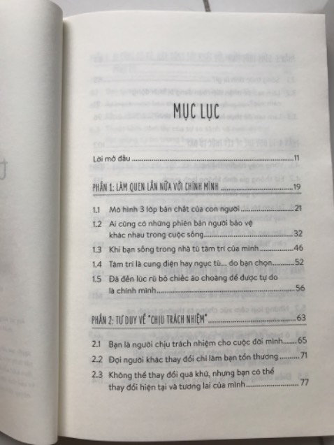 Shop giao hàng đẹp, đóng gói cẩn thận không bị móp góc. Giao nhanh.
Sách này rất thực tế về tâm lý và có những trường hợp cụ thể minh hoạ. Đọc rất dễ hiểu và thấm liền, áp dụng liền được. Có hình ảnh cũng như các bài tập, câu hỏi chi tiết kèm theo để sử dụng cho bản thân.
Khác với sách self help khác mình hay đọc thường chỉ lên tinh thần hay chỉ những bước mà không có hiệu quả, tác giả đã áp dụng cho mình và cho khách hàng những kiến thức trong sách. Những kiến thức có thể cảm nhận đã được trao dồi và nghiên cứu kỹ càng. 
Sắp xếp các chương rất hợp lý và giúp đọc giả xây dựng nền tảng kiến thức vững vàng để dễ hiểu. 
Hành trang tâm lý học và chữa lành hết sức tuyệt vời. Đã mua tặng vài người bạn và ai cũng khen.