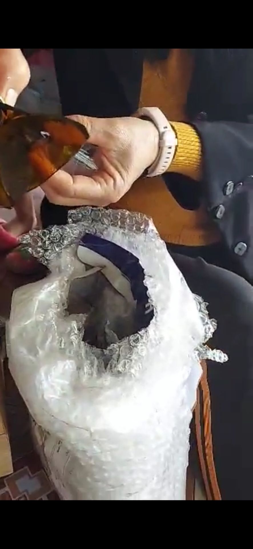 mẹ mình mở ra, bị vỡ mất 1 lọ. đề nghị shop gửi lọ nguyên lại cho mình.