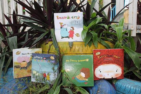 Sách ngoại văn dành cho các bé tập học tiếng anh. Sách dày dặn, in sắc nét, nội dung dễ hiểu lắm. Nên mua ạ, mình mua sale chỉ mất 18k/cuốn thôi. Mua cả bộ để dành cho bé đọc 😄