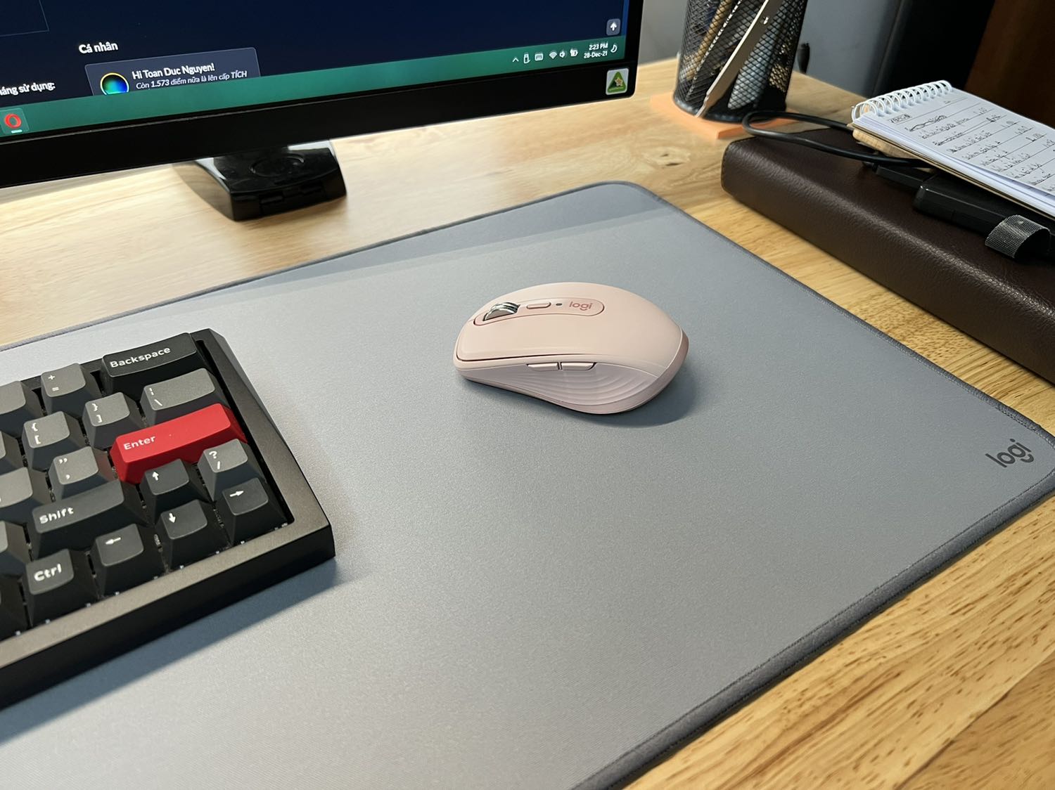 Hàng chuẩn, chính hãng, giá mềm hơn những màu khác nên mua luôn. Mua thay em 2s nên cũng không có gì bỡ ngỡ, cảm giác cầm nắm vẫn quen thuộc, nhẹ hơn 2s một chút, kết nối vẫn đơn giản, nhanh chóng (Bluetooth và reciever), mới mua nên chưa thể đánh giá nhiều hơn.
Tiki đóng gói cẩn thận, giao nhanh.