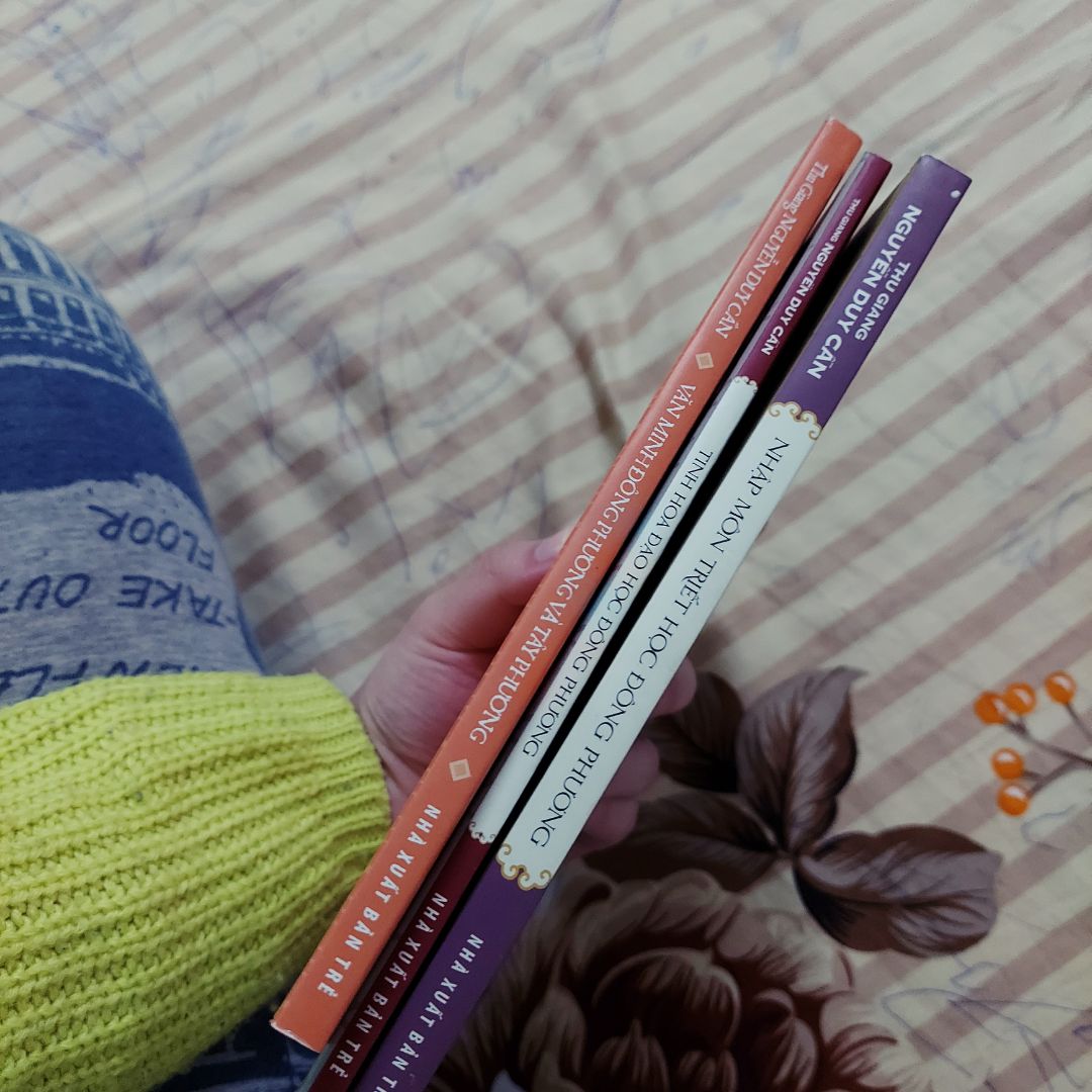 Đóng gói đẹp, hàng tốt. Nhưng có một bookmark in sai, lỗi do NXB nên không trách được. Không có sổ tay nên kèm cái bút thì phải, xinh xẻo lắm. Đóng gói đẹp, hàng tốt. Nhưng có một bookmark in sai, lỗi do NXB nên không trách được. Không có sổ tay nên kèm cái bút thì phải, xinh xẻo lắm.