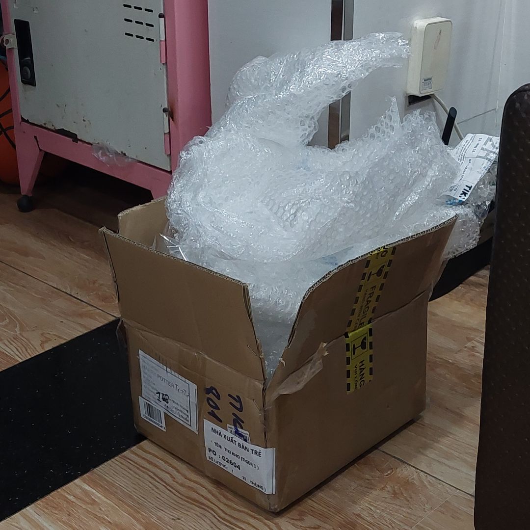 nội dung sách thì ko bàn, chỉ mong là đúng sách chính hãng. mình chỉ thấy tiếc là ko ghi chú gói hàng vừa đủ kỹ để hạn chế rác nhựa thải ra môi trường, cũng là tiết kiệm chi phí cho bên bán