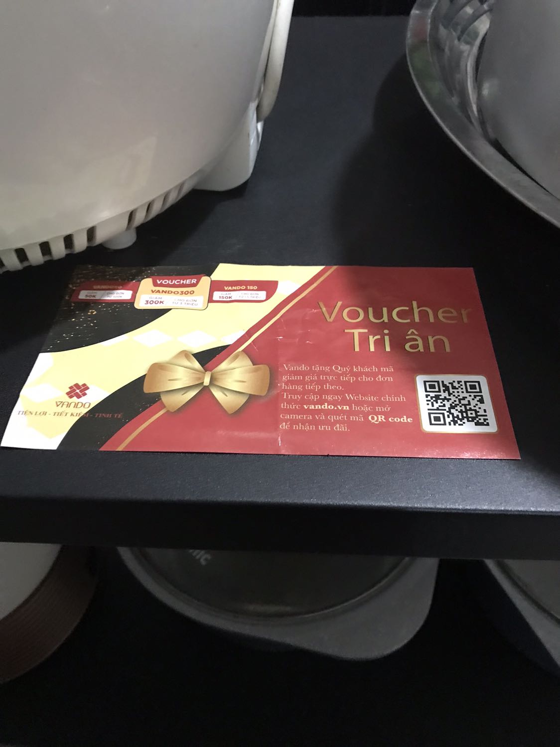 Nhận hàng chậm 1 ngày so với dự kiến nhưng không sao vì TIKI đã gửi tin nhắn trước đó cho biết hàng sẽ về chậm từ 1-3 ngày , cám ơnTIKI vì sự chu đáo này.Kệ đẹp và chắc chắn, để được nhiều đồ.