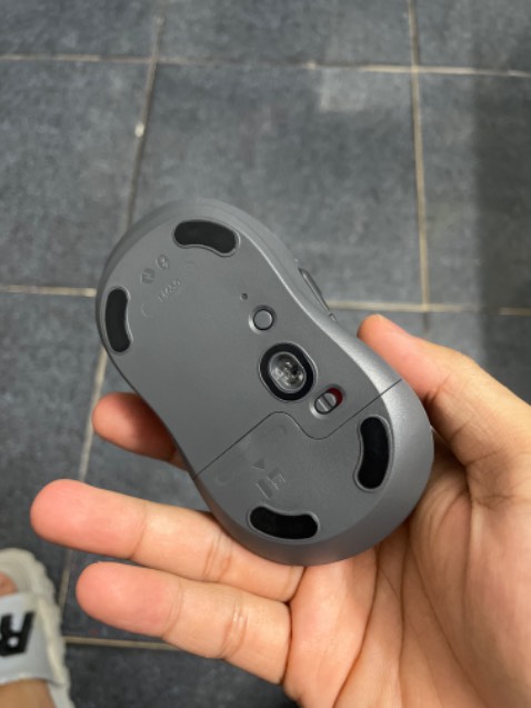 Sau một lần dùng thử của bạn thì mình mê em này luôn. Mặc dù đã có 2 con chuột rồi mình vẫn quyết định tậu em này. Click thực sự êm. Như một số bạn comment thì lúc mới kết nối dùng, đôi lúc nó sẽ bị lag lag. Mong là sẽ sớm ổn định.