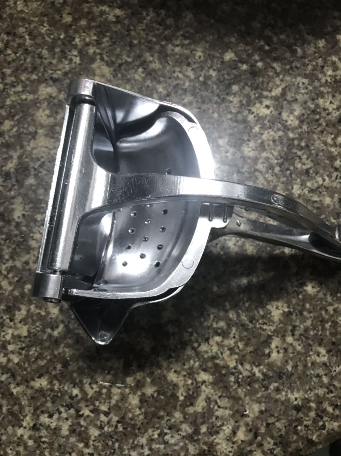 Vừa nhận hàng xong vô thử ép liền. Cảm quan thì cũng khá chắc chắn, cầm vừa tay, ko nặng lắm. Ép chỉ tạm dk thôi, ai đòi hỏi phải khô bã thì ko có đâu nhé :). Một nhược điểm nữa là lúc ép nước cứ chảy ngược ra ngoài, cái này nhà sx nên nghiên cứu thêm ^^. Được cái dùng xong vệ sinh tháo rửa dễ dàng. Cho nên ai lười tháo lắp máy ép chuyên dụng mà vẫn thích uống nước ép thì cái này là phù hợp. À mà chỉ ép dk những loại  mềm và nhiều nước thôi.