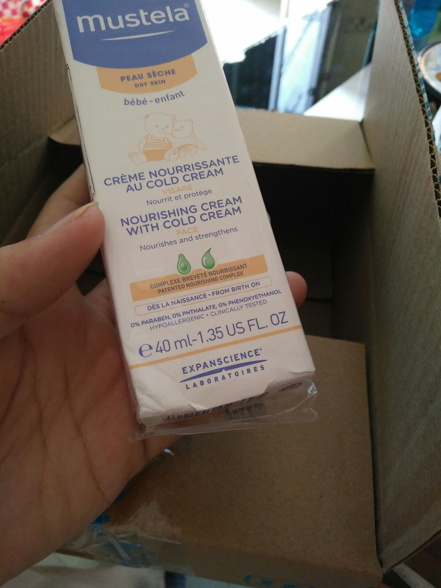 Ok công nhận sử dụng hàng của Mustela thì tốt rồi. tuy nhiên mình khá khó chịu khi hộp bị méo móp, tróc vỏ nilon, chưa kể hộp bị khui tới khui lui nên bị tróc tem. Nhưng may là tuyp kem vẫn nguyên si, và mới, nên mong là Tiki cố gắng xem xét hàng hóa rồi mới giao khách nhé! điểm cộng là tiki giao hàng nhanh, gói cẩn thận, shiper vui vẻ! Ok công nhận sử dụng hàng của Mustela thì tốt rồi. tuy nhiên mình khá khó chịu khi hộp bị méo móp, tróc vỏ nilon, chưa kể hộp bị khui tới khui lui nên bị tróc tem. Nhưng may là tuyp kem vẫn nguyên si, và mới, nên mong là Tiki cố gắng xem xét hàng hóa rồi mới giao khách nhé! điểm cộng là tiki giao hàng nhanh, gói cẩn thận, shiper vui vẻ!