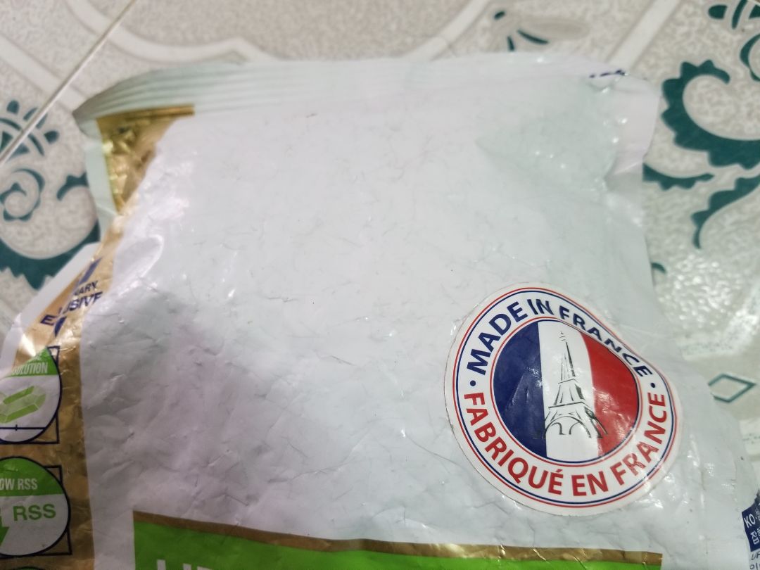 tình trạng bao bì sản phẩm vô cùng tồi tệ, nhàu nát, nhãn mác nhòe không đọc được chữ. Mình có chụp rất nhiều hình và quay clip làm bằng chứng, nếu tiki cần vui lòng liên hệ mình, mình sẵn sàng gửi, mình cũng có thể gửi trực tiếp sản phẩm lại để tiki xem chất lượng hàng hóa như thế nào. Đừng nói vỏ ngoài không ảnh hưởng chất lượng bên trong. Vỏ ngoài tệ như vậy (mọi người cứ xem hình) thì chả ai thèm mua đâu! Vì lúc giao tới không có mình, người nhà nhận giúp. Chứ nếu mình ở đó thì đã trả hàng về lại cho shipper ngay lập tức. Trước khi giao hàng đi bên tiki có kiểm tra sản phẩm không? Chứ sản phẩm xuống cấp trầm trọng như vậy vẫn giao đi được, làm ăn vậy là sao?