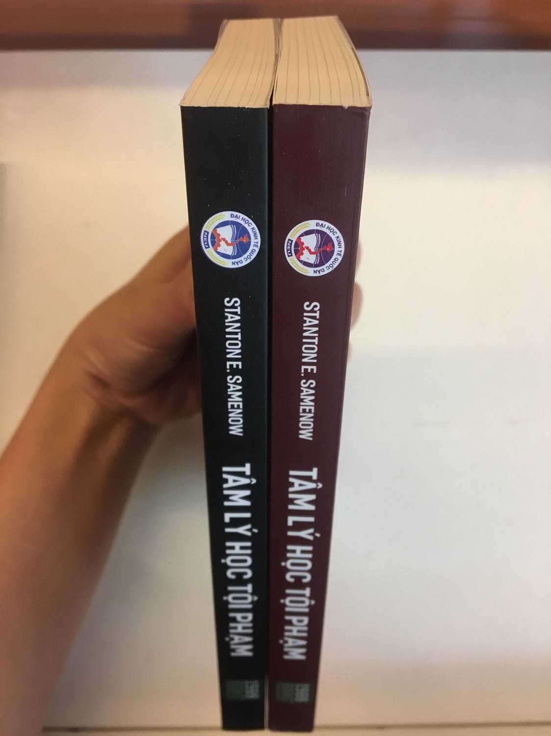 Dịch chán lắm luôn. Về nội dung: tác giả luôn nói nguyên nhân là do mong muốn của bản thân người đó từ trước khi phạm tội, bác bỏ hoàn toàn các nguyên nhân từ ngoài như gia đình, xã hội, bị lạm dụng... mà theo mình là những yếu tố đó ảnh hưởng ko nhỏ đến hành vi tội phạm. Mua 2 quyển này rút kn sau này ra tiệm đọc trước rồi mới đặt online. Ko recommand dù sách về chủ đề hay ho này đã rất ít rồi.