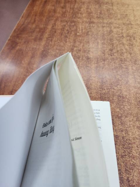 Chưa biết nội dung các thứ bên trong như nào, mua sách của tiki nhiều lần r, lần đầu gặp lỗi dính trang như này, o ảnh hưởng quá nhiều đến sách nhưng nhìn có vết khám nham nhở và hơi hoang mang sợ tách trang mạnh nó rách sách