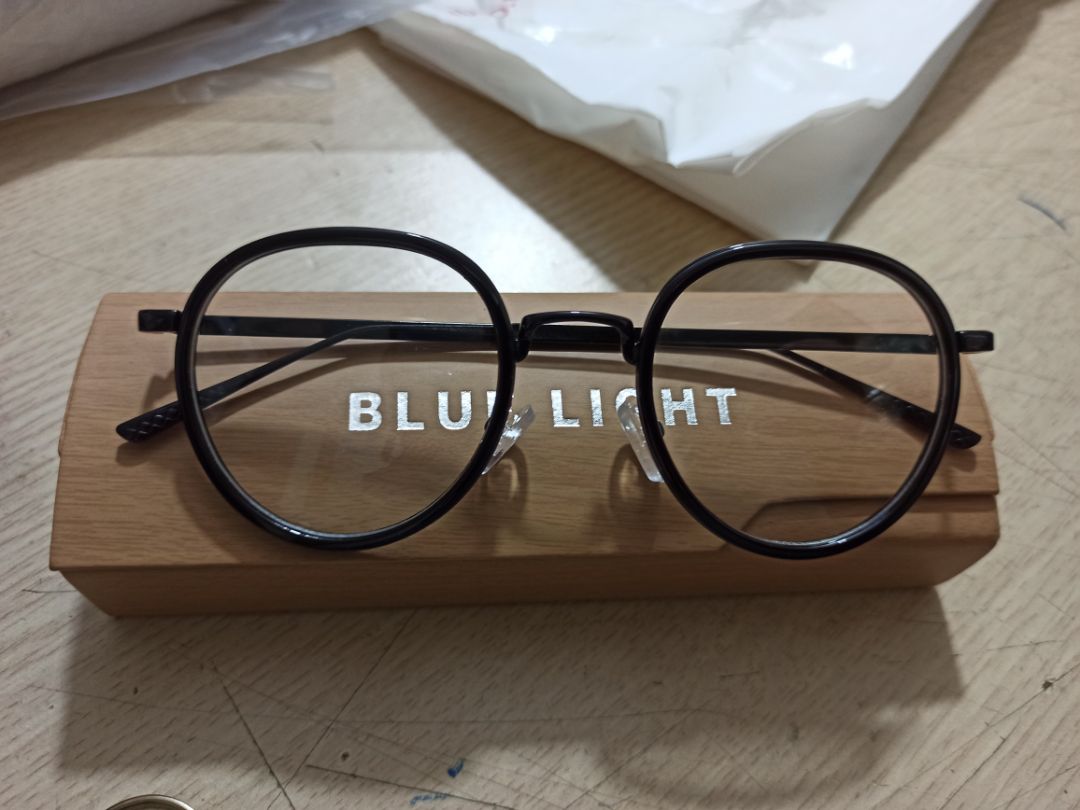 Giao hàng đúng hẹn.
Gọng kính kim loại đẹp và shop khá chu đáo tặng thêm miếng đệm và tua vít 2 đầu để tiện sửa chữa..
Sẽ ủng hộ shop nhiều