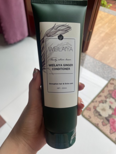 mùi cực ký thơm nhé, tóc mình lúc trc đen nên k cần xả, nhưng bây giờ làm hó chất thì phải thêm xả mới đủ, xả cái là mướt ngay