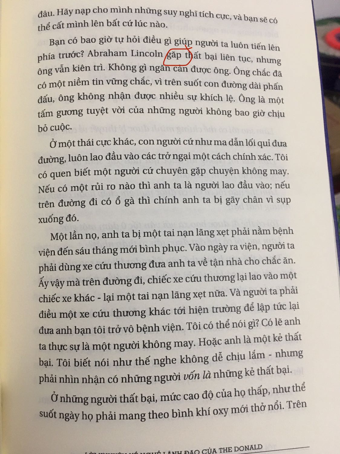 Sách còn nhiều lỗi chính tả.
Sách chủ yếu đưa ra nhiều lời khuyên dựa trên những gì ông Trump đã trải qua.
Phần dịch có vài chỗ không sáng ý để người đọc có thể hiểu. Ví dụ đoạn "quyền thông gió". 
Muốn hiểu cuốn này nên đọc cuốn Nghệ thuật đàm phán trước. Art of the deal kể về các sự kiện kinh doanh theo thời gian của Donald Trump nên mình đánh giá nó hấp dẫn hơn How to get rich này.
Tuy nhiên đây cũng vẫn là cuốn sách đáng đọc.