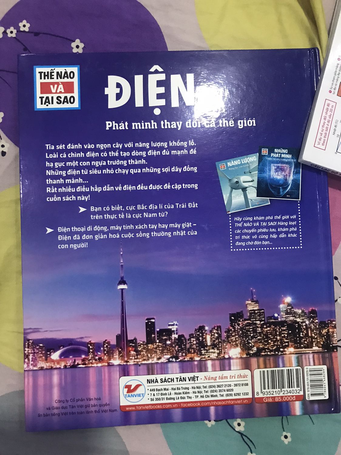 Sách bìa cứng, bên trong là giấy màu bóng, xịn nha. Kiến thức được viết rõ ràng, hình đẹp dễ cho bé đọc hiểu. Giao đủ & siêu nhanh. Mới đặt hôm nay là ngày mai giao tới liền. Fahasa quá đỉnh!