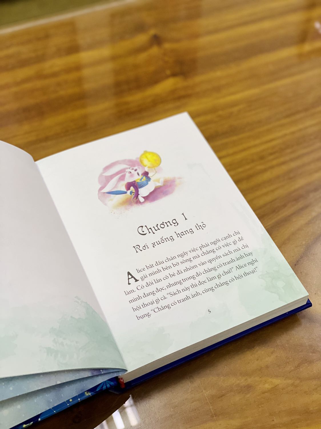 + Fahasa giao hàng nhanh hơn dự kiến, đóng gói luôn cẩn thận, chắc chắn. Cả 2 quyển đều được bọc màng co và chống sốc. 
+ Sách bìa cứng, khổ nhỏ, cầm chắc chắn. Sách được in màu toàn bộ, minh họa đẹp, màu sắc hài hoà, chất lượng giấy tốt. Ngoài ra còn được tặng kèm 3 bookmarks nhân vật như ảnh. Nhìn chung sản phẩm chỉnh chu về mặt hình thức. Mình cực kỳ hài lòng về một tác phẩm kinh điển được minh họa mới mẽ và sinh động như thế này.