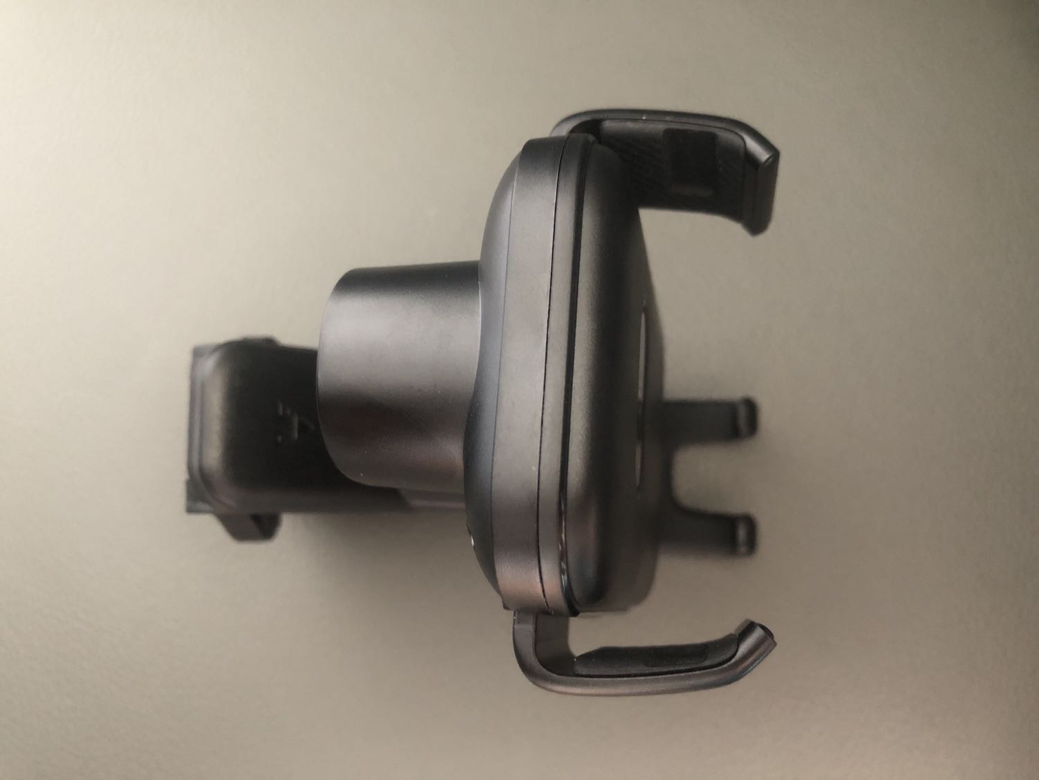 Giữ tốt, sạc thông minh khá tiện lợi chạy đường xa như mình, điểm cộng cho shop tặng kèm đế hít, giá hơi cao nhưng hài lòng về chất lượng sp nhé shop