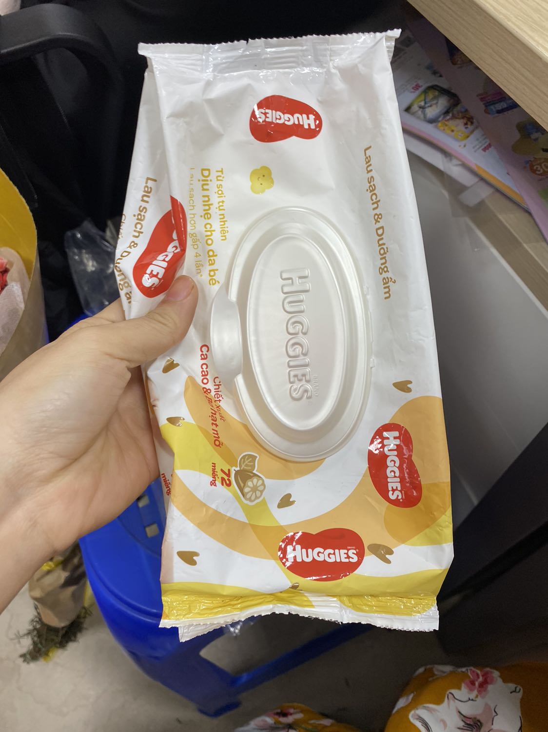 Mình mua lần 2 trên tiki nhưng mẫu lần này nhận khác lần trước
Bao bì: chữ huggies kì trước mình mua được in nổi lần này chỉ in chữ đỏ. Ngày sản xuất kì này in nhạt hơn
Mùi: hắc hơn
Chữ trên bao bì nhạt hơn
Mình không biết do đổi mẫu hay hàng này hàng chất lượng thấp
Mong được giải đáp