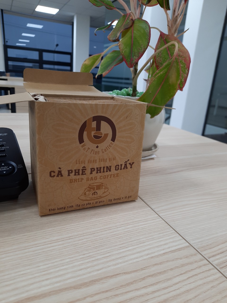 Mình là người rất thích uống cà phê, đã thử rất nhiều loại và mình đã thật sự thích loại Cà phê phin giấy M T , bời vì:  
1. Nó rất thơm
2. Rất tiện lợi cho dân công sở.
3. Có nguồn gốc xuất sử rõ ràng

Thật sự rất hài lòng, cảm ơn Tiki cảm ơn CÀ PHÊ PHIN GIẤY - HƯƠNG VỊ TỪ THIÊN NHIÊN ĐẬM CHẤT RANG MỘC MANG THƯƠNG HIỆU M&T FINE COFFEE