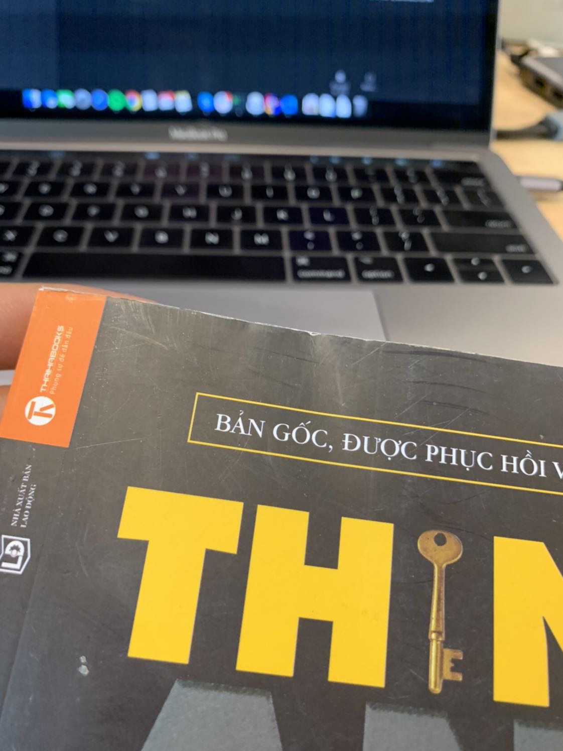 Đợt này Tiki giao sách cho mình chất lượng không được tốt lắm, bìa trước sách có 1 vệt dính khô ngay chữ “And”, tổng thể bìa rất xấu. Thêm nữa mình mua dịch vụ Bookcare nhưng bao bì cũng bị rách. Đề nghị Tiki đổi cho mình cuốn khác nhé. Cám ơn