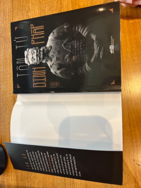 Mình mua sách Tiki Now, giao trong vòng 1h. Đáng chú ý là sách có 2 lớp bìa. Sách mới, đẹp. Mình rất hài lòng.