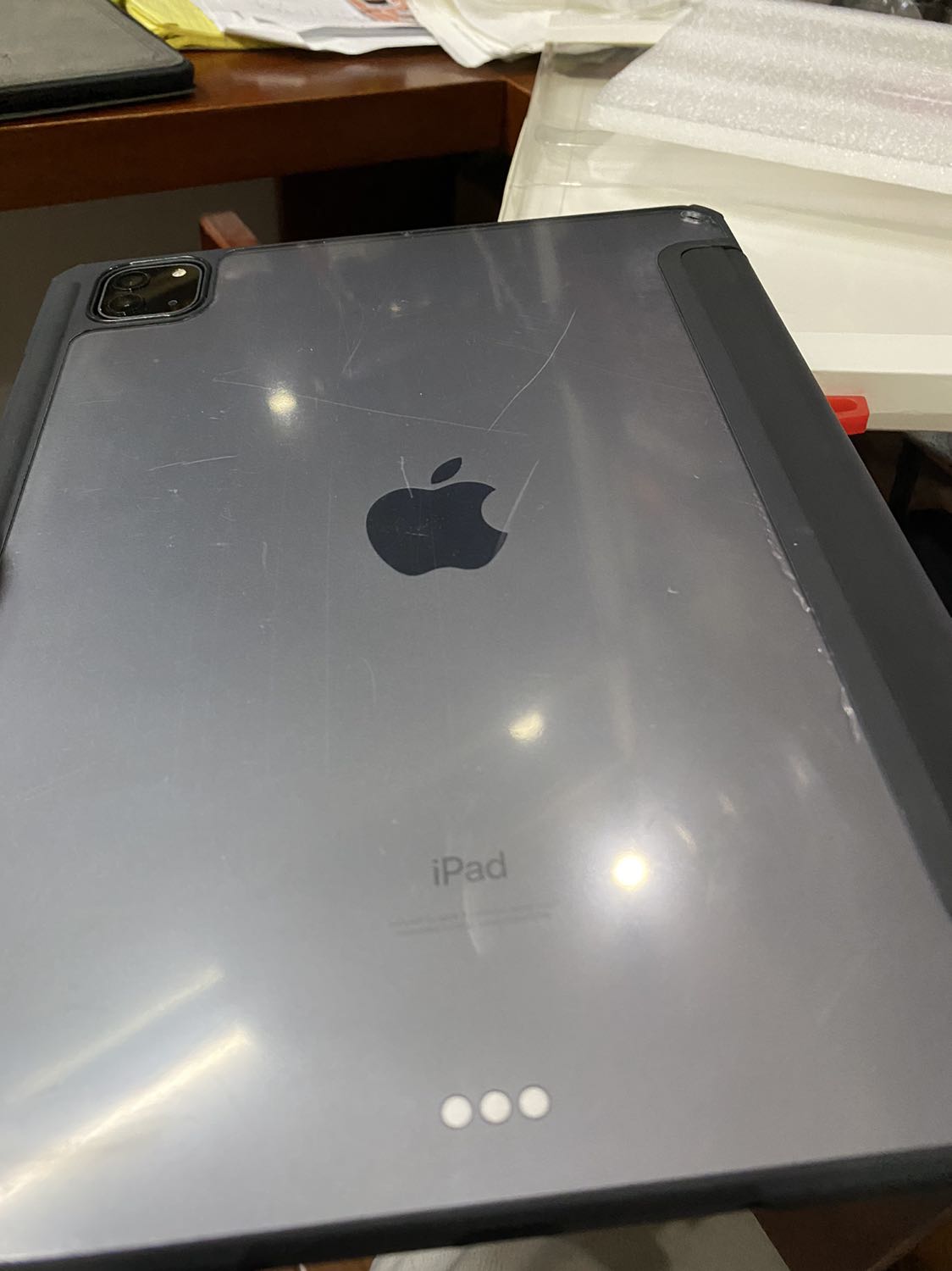 Sản phẩm còn trong hộp, mặt sau bị trầy nhiều, không giống hình quảng cáo (mặt lưng là nhựa trong) nên mình ko đánh giá sao cao được nhé.