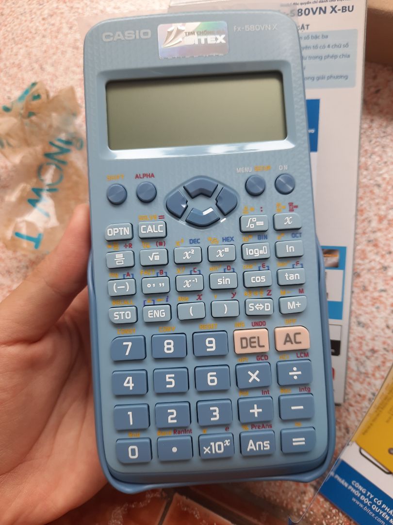 màu pastel xinh cực kì. mình thấy nhiều ảnh đánh giá rồi cơ mà thấy tận mắt màu lại xinh hơn mình nghĩ. Mình đã dùng bản màu đen thì mình thấy phím bấm của bản màu xanh mới ra bấm đầm tay hơn màu đen, phím chắc chắn hơn ấy. Nhưng độ hoàn thiện chi tiết về con số in trên phím chưa thật sự hoàn hảo như màu đen.