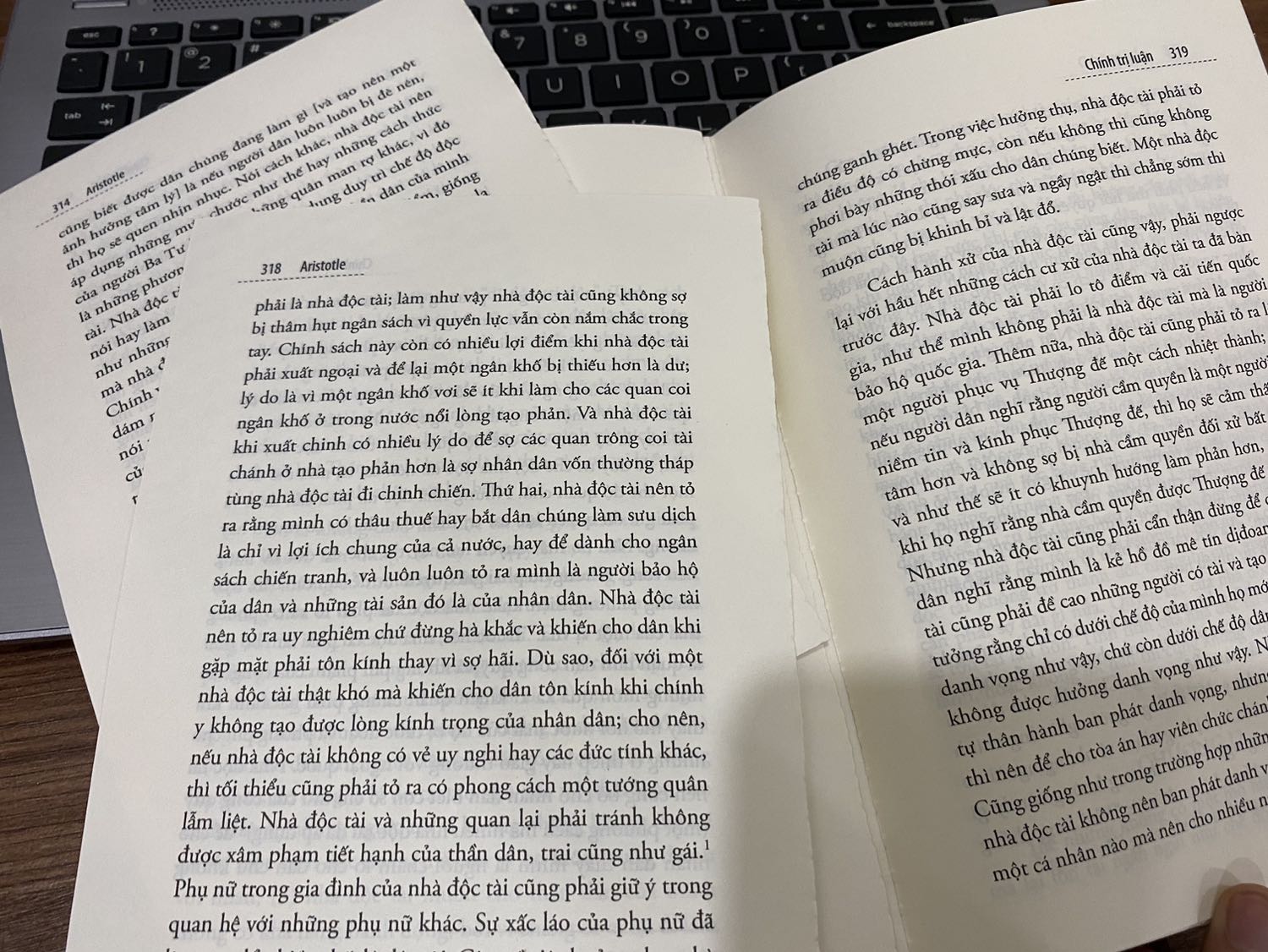 Gáy sách đóng không kỹ hay sao mà cầm lên đọc bị rớt trang sách ra nè 🥲