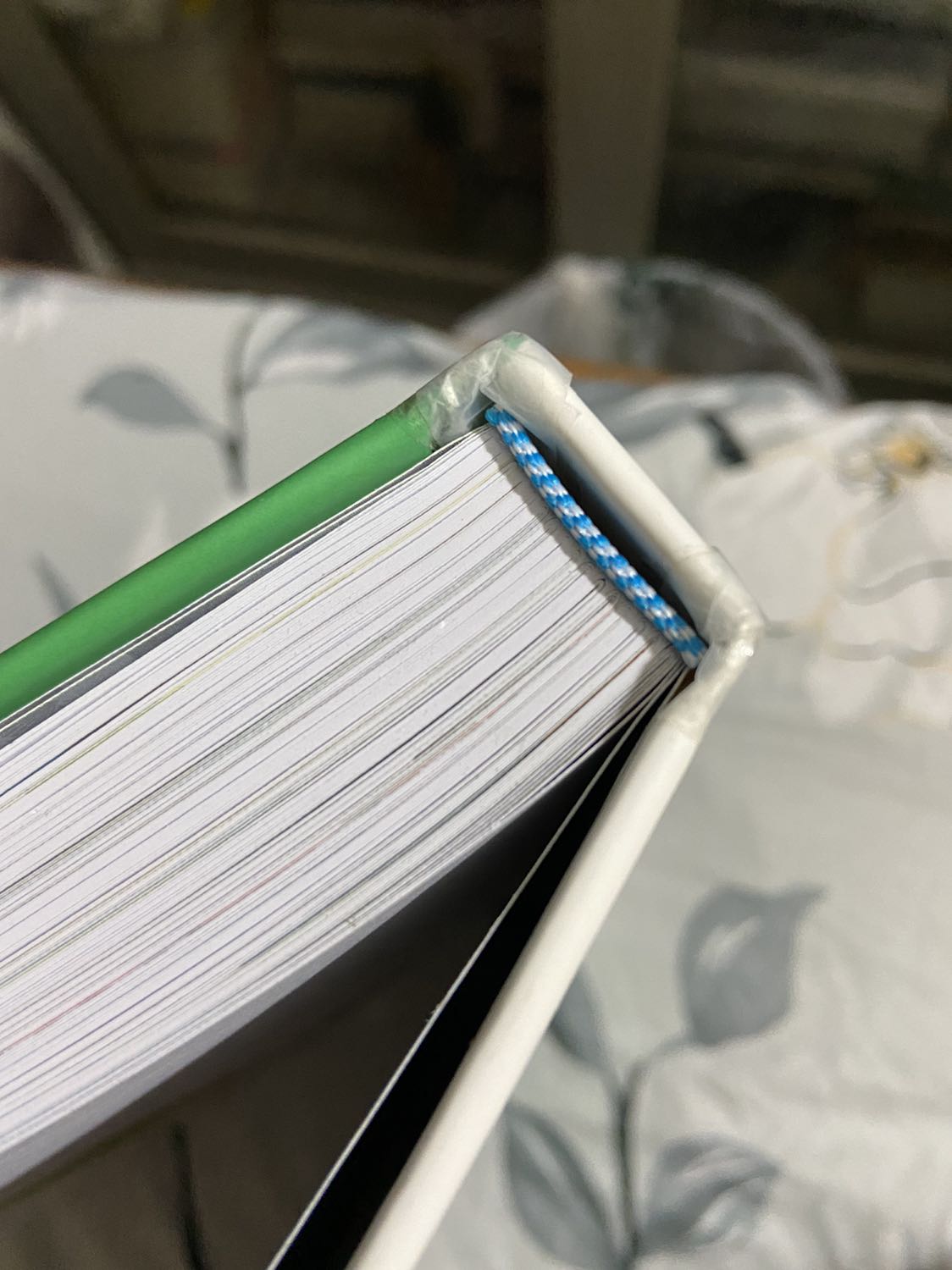 Sách giao hàng nhanh TIKINOW 2h chuẩn chỉnh thời gian rất tuyệt vời - nhưng Sách bên trong thì mới nhưng bìa bên ngoài rách phải dán băng dính như cựa gà. Mùa dịch rất ngại đổi trả sách nên đành thôi. Tạm dán băng dính để đọc cho xong. 

1 lần nữa Mong TIKI cố gắng cải thiện dịch vụ. Nếu giao hàng lỗi như thế này sẽ xảy ra đổi trả và mất thời gian cho tất cả các bên, chưa kể phát sinh chi phí thiệt hại cho chính bên TIKI và cty trong mùa dịch.

Cho 4 sao vì dịch vụ ship TIKI NOW tốt NHANH, shipper lịch sự. Bộ phận Đóng gói cho 2 sao ⭐️ ⭐️ vì quyển sách không được giao tới tay khách hàng lành lặn - đẹp đẽ,   quyển sách không được bao bọc trong hộp giấy lỏng lẻo. Mình biết dịch bệnh các bạn rất khó khăn trong đi làm, sinh hoạt, công việc và dịch vụ. Nhưng các bạn có thể làm tốt hơn nếu chịu khó chú ý và cẩn thận hơn 1 chút.

Hãy cũng nhau cố gắng vượt qua dịch bệnh khó khăn phát triển tích cực lên nhé TIKI TEAM ơi! Tôi xin phép nhận xét - góp ý để mọi người cùng nhau phát triển, cố gắng, nỗ lực tốt hơn lên nhé!

Cảm ơn vì dịch vụ của các bạn dành cho khách hàng chúng tôi dù mùa dịch bệnh khó khăn!!!