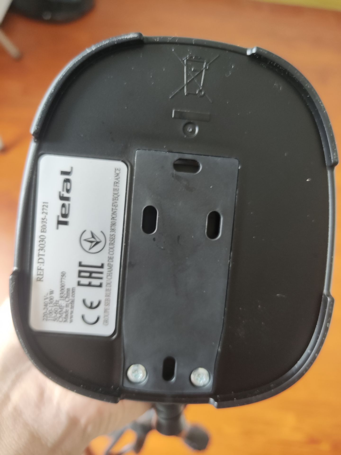 tạm ổn, gọn nhẹ thích hợp mang đi du lịch hơn là dùng nhà, hơi phun ra khá yếu, nước ủi 2 áo là hết, mua đợt khuyến mãi 1 tặng 1 nên cũng ok