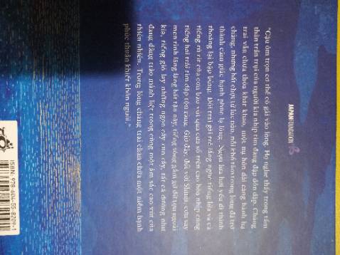 Điểm ấn tưởng đầu tiên của mình là Bìa. Mình cảm thấy nó rất thu hút, và có màu xanh mình rất thích nên mình đã thêm vào giỏ hàng. 
Sau một hồi thì mình đi xem đánh giá và giới thiệu nội dung. Thấy đánh giá hay và ỗn nên mình quyết định tậu em nó về. 
Và ngoài đời nó đẹp hơn trong ảnh nhiều - cũng có thể mình thấy vậy, mọi người sẽ có cảm giác khác nhau mà. 
Mình vừa đọc đến chương III thôi, cảm thấy rất hay. À còn nữa, em nó có kèm theo một Postcard cảnh biển rất là thu hút. 
Cuối cùng, mình đánh giá ok 🧏🏼‍♀️💖