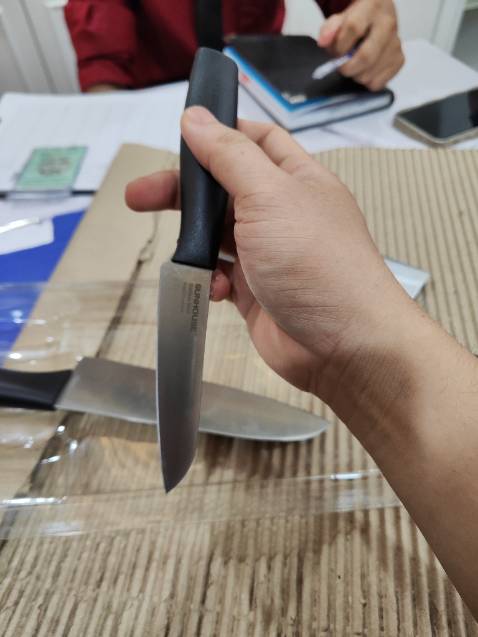 Bén, cầm cũng chắc tay, nhưng khá nhẹ. Độ sắc rất tốt, có điều có nhanh cùn không thì ko rõ